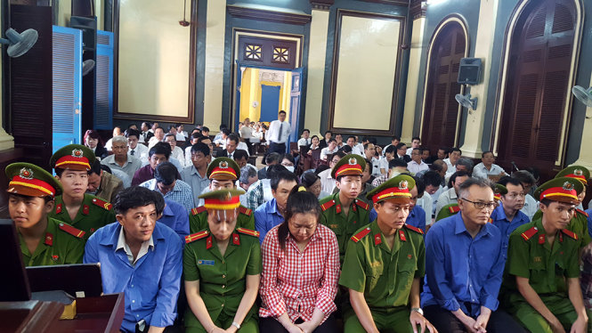 Bị cáo Hứa Châu (áo kẻ đỏ) tại tòa - Ảnh: Hoàng Điệp