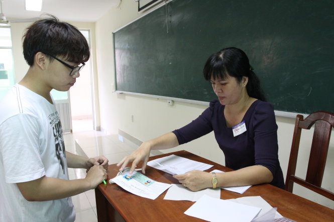 Thí sinh làm thủ tục đổi thẻ dự thi THPT quốc gia 2015. Ảnh: M.G