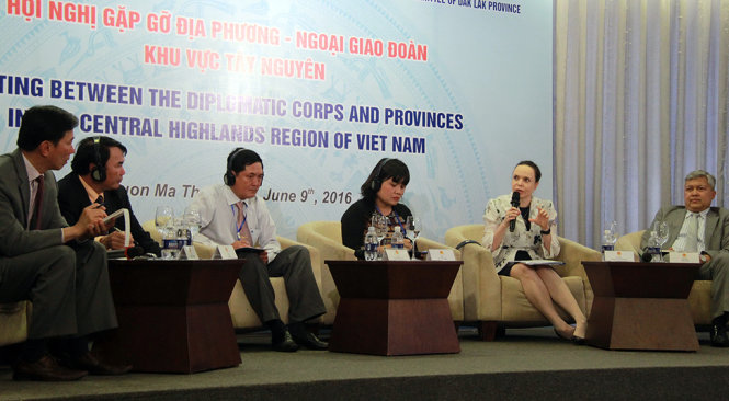 Các đại biểu thảo luận “Phát triển du lịch bền vững và bảo tồn giá trị văn hóa vùng Tây nguyên”. Từ phải qua: Ông Ibnu Hadi – Đại sứ quán Indonesia tại Việt Nam; bà Barbara Szymanowska, đại sứ Ba Lan tại Việt Nam; bà H’Yim Kđoh - phó chủ tịch UBND tỉnh Đắk Lắk; ông Nguyễn Đức Hoàng - phó giám đốc Sở Văn hóa, thể thao và Du lịch Gia Lai, ông Phạm S - phó chủ tịch UBND tỉnh Lâm Đồng và ông Phạm Sanh Châu - vụ trưởng Vụ Văn hóa đối ngoại, UNESSCO, Bộ Ngoại giao - Ảnh: TR.TÂN