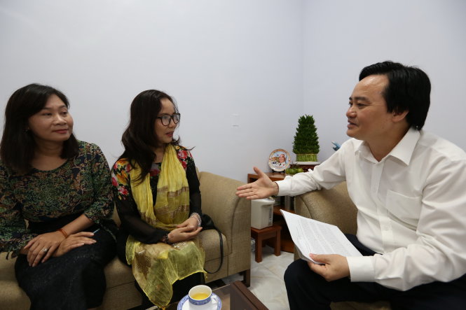 Bộ trưởng Bộ GD-ĐT Phùng Xuân Nhạ trong buổi gặp gỡ thân tình với cô Phạm Ngô Bảo Thy (giáo viên Trường THCS - THPT Ngô Thời Nhiệm, Q.9, TP.HCM) và cô Hoàng Thị Thu Hiền (giữa) tại Văn phòng đại diện Bộ GD-ĐT tại TP.HCM chiều 6-6 - Ảnh: NHƯ HÙNG