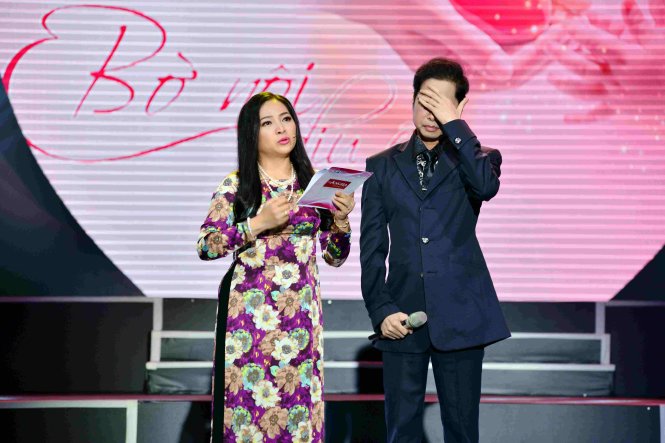 Ca sĩ Ngọc Sơn và MC Quỳnh Hương rưng rưng khi đọc những dòng tâm sự xúc động của bạn đọc