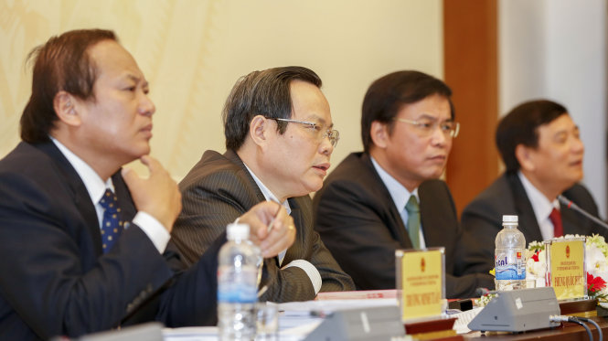 Phó chủ tịch Quốc hội Phùng Quốc Hiển (giữa) chủ trì cuộc họp báo - Ảnh: VIỆT DŨNG