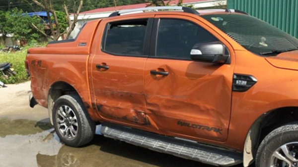 Chiếc xe FORD RANGER màu đỏ vàng bị bỏ lại hiện trường được cơ quan Công an huyện Kinh Môn tạm giữ để phục vụ điều tra - Ảnh: CTV