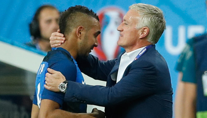 HLV Deschamps ôm Payet khi thay anh ra vào cuối trận - Ảnh; REUTERS