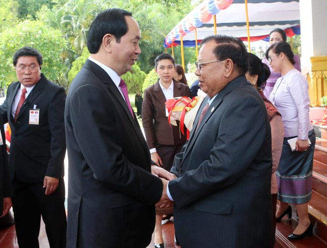 Tổng bí thư - Chủ tịch nước Lào Bounnhang Vorachith đón Chủ tịch nước Trần Đại Quang - Ảnh: TTXVN