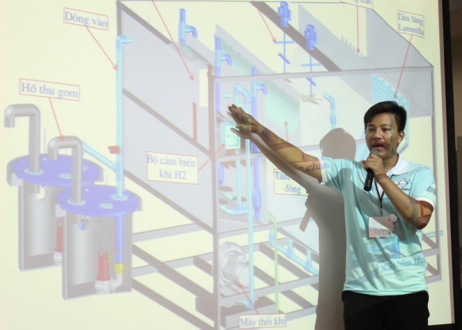 Sinh viên Nguyễn Anh Tuấn thuyết trình về đề tài nghiên cứu tại vòng chung kết cuộc thi - Ảnh: Q.L.