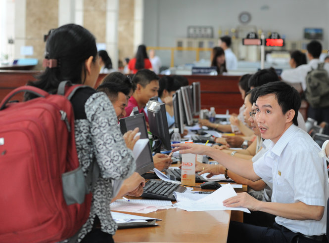 Nhiều doanh nghiệp cho rằng việc chậm trễ ra quyết định phạt chậm nộp là lỗi của cơ quan thuế, do vậy việc truy thu đối với doanh nghiệp là không hợp lý. Trong ảnh: các chuyên viên Cục Thuế TP.HCM hỗ trợ doanh nghiệp và cá nhân kê khai thuế - Ảnh: Tự Trung