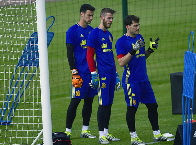 Ba thủ thành của đội Tây Ban Nha (từ trái qua): Sergio Rico, David De Gea và Iker Casillas trong buổi tập chuẩn bị trận gặp CH Czech
Ảnh: AFP