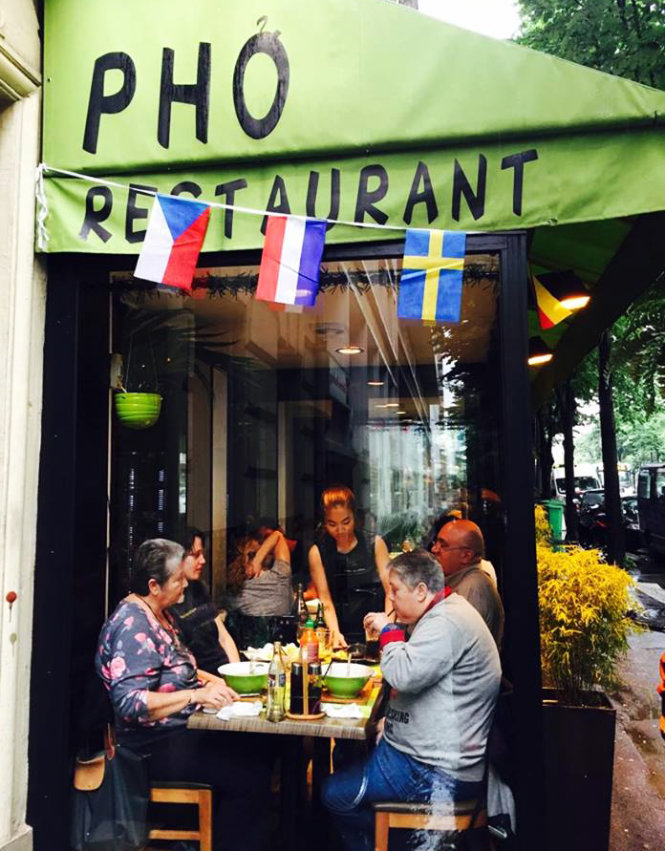 Một tiệm phở Việt Nam tại quận 13 (Paris) mùa Euro treo cờ phướn các đội tuyển tham gia giải đấu để thu hút khách - Ảnh: TR.N.