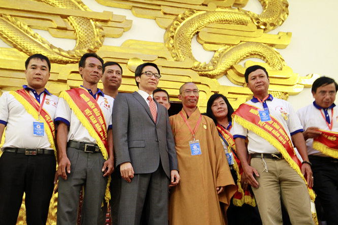 Phó Thủ tường Vũ Đức Đam chụp ảnh lưu niệm với các tầm gương tiêu biểu tình nguyện hiến máu 2016 - Ảnh: Nam Trần