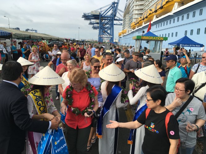 Tàu Ovation Of The Seas lần đầu tiên chở du khách (quốc tịch Mỹ, Anh, Úc, Canada, Singapore...)
cập cảng Phú Mỹ (Bà Rịa - Vũng Tàu) - Ảnh: L.Nam