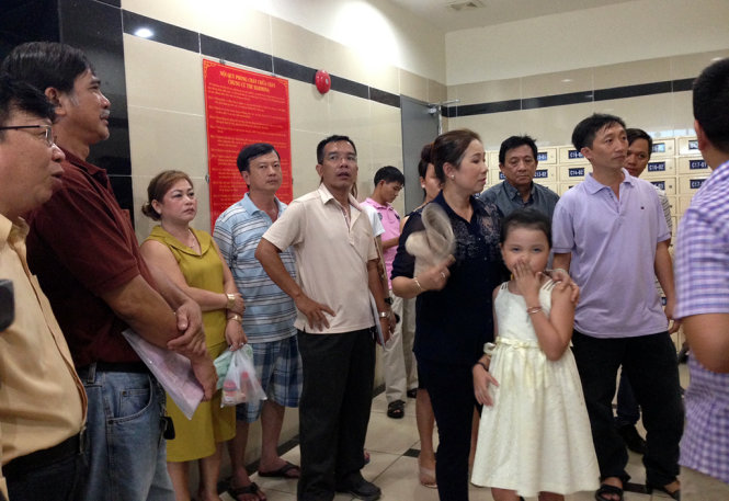 Cư dân chung cư Harmona lo lắng khi biết chung cư này đang bị chủ đầu tư thế chấp ngân hàng và có khả năng bị ngân hàng siết nợ. Theo Bộ Tư pháp, người dân có quyền kiện chủ đầu tư ye6uc ầu bồi thường thiệt hại - Ảnh Ngọc Hà