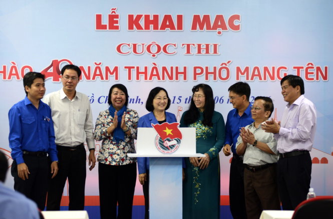 Các đồng chí lãnh đạo và đại diện Ban Tổ chức phát lệnh khởi động cuộc thi - Ảnh: DUYÊN PHAN
