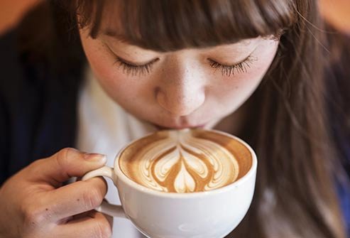 Cơ quan nghiên cứu ung thư quốc tế cho rằng, nhiệt độ khi uống chứ không phải thành phần đồ uống là yếu tố gây nguy cơ ung thư - Ảnh: Webmd