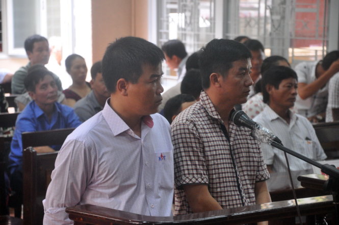Sơn “quán” (phải) và Mạnh “khí” (trái) tại phiên tòa sáng 15-6 - Ảnh: ĐÔNG HÀ