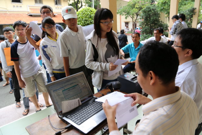 Thí sinh nộp hồ sơ xét tuyển vào Trường ĐH Khoa học tự nhiên (ĐH Quốc gia TP.HCM) năm 2015 - Ảnh: Như Hùng