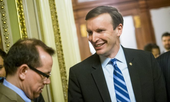 Ông Chris Murphy xuất hiện sau khi chủ trì phiên điều trần kéo dài hơn 14 tiếng tại Thượng viện Mỹ về dự luật kiểm soát súng đạn - Ảnh: Getty Images