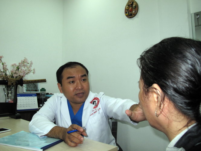 Bác sĩ Phạm Hiếu Liêm khám cho bệnh nhân - Ảnh: Công Nhật
