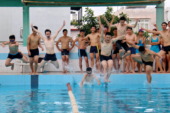 Lớp học bơi vừa bổ sung kỹ năng vừa là sân chơi ngày hè cho các học sinh THPT - Ảnh: Ngọc Hiển
