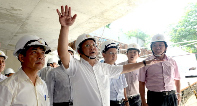 Ông Tất Thành Cang - phó bí thư Thành ủy TP.HCM - kiểm tra công trình nâng cấp Nhà Văn hóa Thiếu nhi TP.HCM - Ảnh: Tự Trung