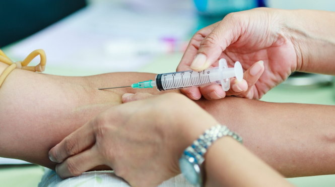 Nhờ xét nghiệm máu ELISA chẩn đoán ký sinh trùng, các bác sĩ mới phát hiện bệnh nhân L.T.H. bị nhiễm giun đũa chó, giun lươn ruột và giun đầu gai và kê thuốc điều trị đặc hiệu cho chị - Ảnh: HTP