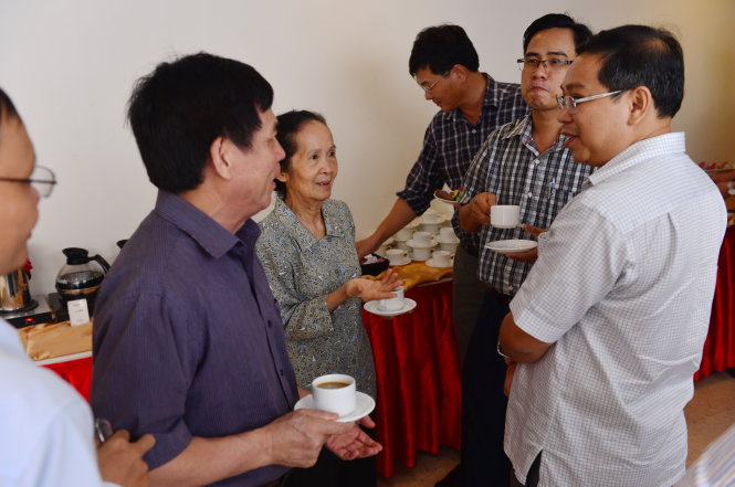 Các đại biểu trao đổi bên lề hội thảo Khát vọng Việt Nam 2035 - phát triển khu vực kinh tế tư nhân năng động và yêu cầu hiện đại hóa thể chế sáng 16-6 - Ảnh: QUANG ĐỊNH