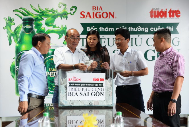 Đại diện ban tổ chức, nhà tài trợ... tại buổi bốc thăm sơ loại sáng 16-6 ở tòa soạn Tuổi Trẻ - Ảnh: H.KHOA