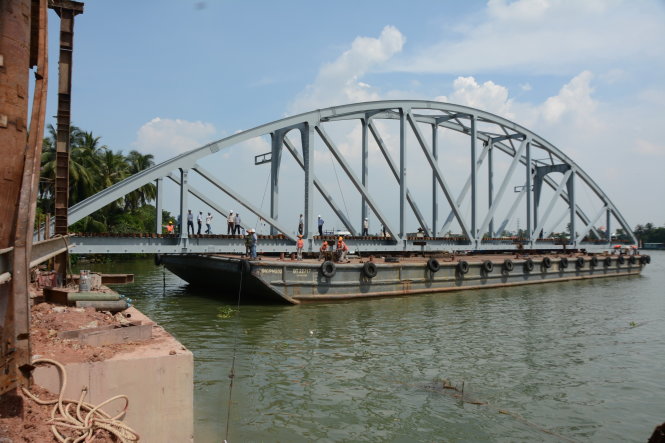 Nhịp dầm đầu tiên được ráp vào trụ cầu nằm tại khoang thông thuyền số 1, phía bên bờ xã Hiệp Hòa, TP Biên Hòa - Ảnh: ĐỨC TRONG