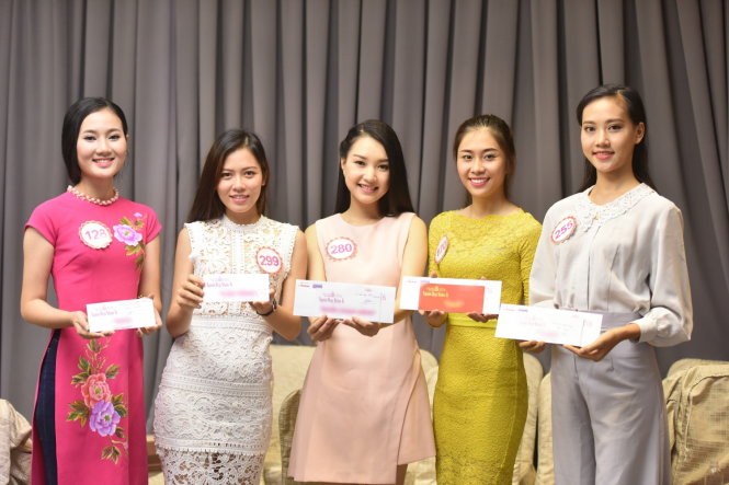 Các người đẹp rạng rỡ sau khi nhận được dự án từ thiện, xã hội trong phần thi Người đẹp nhân ái của mình - Ảnh: Lê Chí Linh