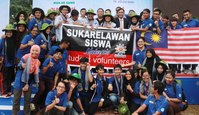 Sinh viên TP.HCM đã đón nhiều bạn sinh viên Malaysia để cùng thực hiện các hoạt động tình nguyện trong chiến dịch Mùa hè xanh 2015 - Ảnh: Q.L.