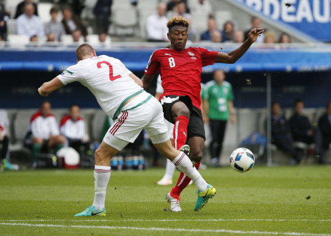 Alaba (phải) là cầu thủ thi đấu tốt nhất của Áo trong trận thua Hungary -Ảnh: Reuters