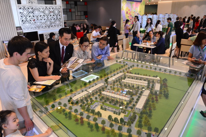 Người dân tham quan, tìm hiểu tại một dự án căn hộ ở Q.2, TP.HCM - Ảnh: Quang Định