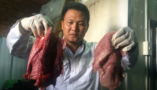 Sự khác biệt giữa miếng thịt heo được tẩm ướp (trái) và chưa được tẩm ướp (phải) - Ảnh: HOÀNG LỘC