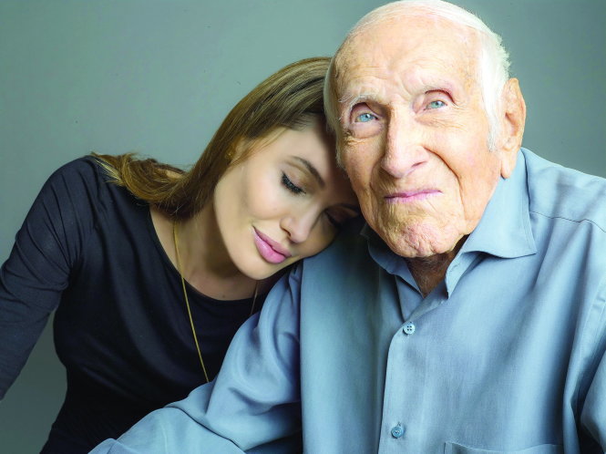 Đạo diễn Angelina Jolie và Louis Zamperini ngoài đời. Ông qua đời trước khi bộ phim hoàn thành và không kịp xem nó - Ảnh: Universal Pictures
