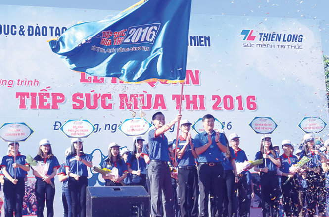 Phất cờ lệnh xuất quân chương trình Tiếp sức mùa thi 2016 - Ảnh: Tấn Lực