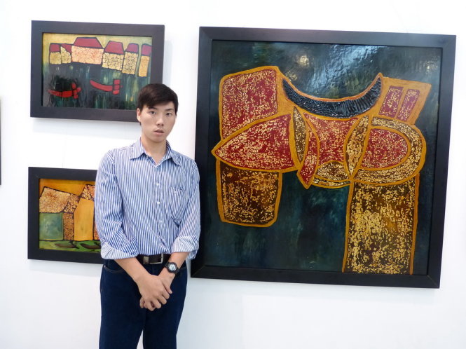 Lê Xuân Lãm bên bức tranh vẽ con trâu trong 5 năm - Ảnh: Q.Thi