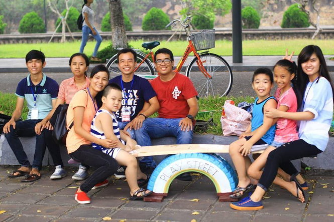 Các bạn trẻ CLB Viên gạch hồng vui chơi cùng các em nhỏ - Ảnh: XUÂN ĐÀO