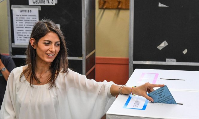 Bà Virginia Raggi bỏ phiếu tại Rome - Ảnh: EPA