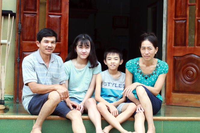 Hà Vi cùng bố mẹ và em trai tại nhà mình (ảnh chụp chiều 19-6) - Ảnh: TRUNG TÂN