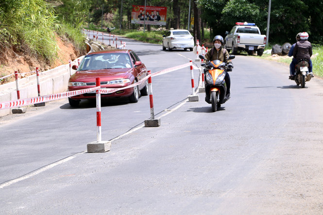 Do không có người đứng ra phân làn đường khúc đơn vị thi công nâng cấp đèo Prenn, một số người dân vẫn vô tư đi vào làn đường ngược chiều dành cho xe lên - Ảnh: CHÍNH THÀNH