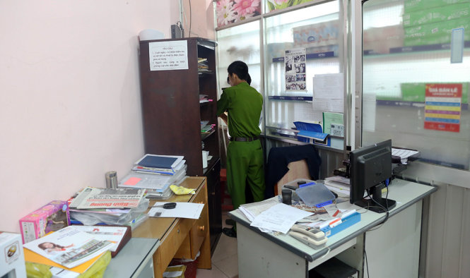 Công an TP.Thủ Dầu Một khám nghiệm hiện trường vụ trộm - Ảnh: B.SƠN