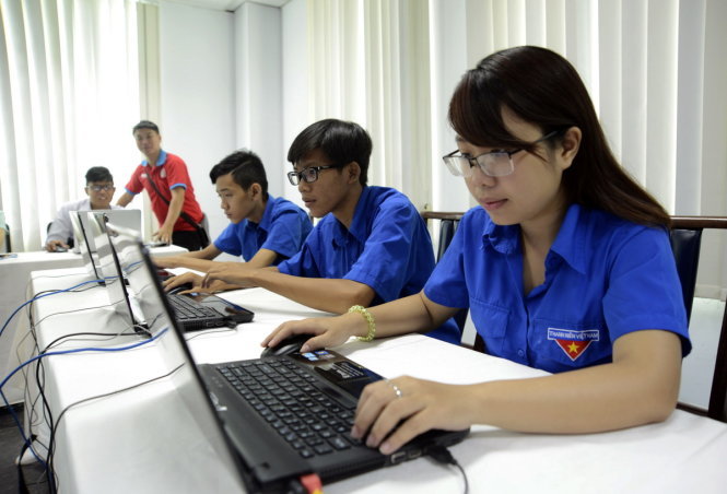 Các thí sinh tập trung trả lời các câu hỏi trong cuộc thi “Tự hào 40 năm thành phố mang tên Bác” tại báo Tuổi Trẻ sáng 15-6 - Ảnh: DUYÊN PHAN