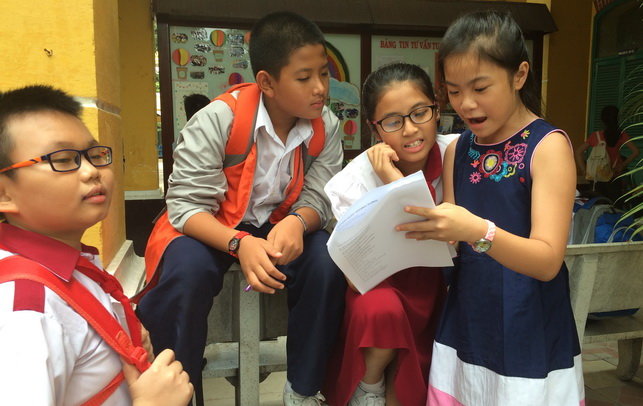 Nhiều học sinh háo hức sau khi hoàn thành bài thi tại hội đồng thi Trường THPT Trưng Vương (Q.1) - Ảnh: HẢI QUÂN