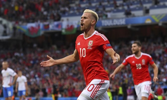 Ramsey chấp cảnh cho Xứ Wales bay cao. Ảnh: UEFA