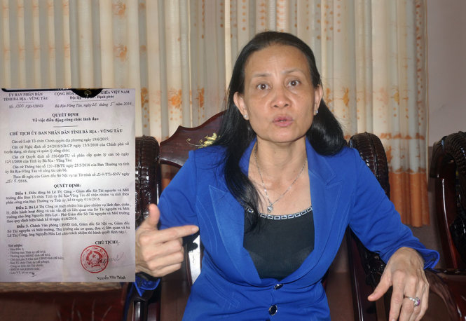 Bà Lê Thị Công và quyết định điều động công chức lãnh đạo đối với bà Công từ giám đốc Sở TN&MT tỉnh Bà Rịa - Vũng Tàu sang Ban tổ chức Tỉnh ủy Bà Rịa - Vũng Tàu - Ảnh: Đông Hà