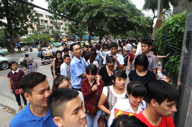 Người dân xếp hàng nộp hồ sơ dự thi công chức tại Cục thuế Hà Nội (8-2014) - Ảnh: NGUYỄN KHÁNH