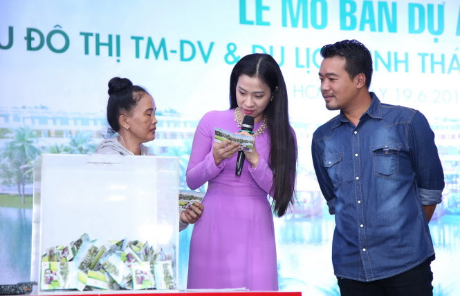 Diễn viên Huy Cường - một khách hàng của dự án Khu Đô thị TM-DV & Du Lịch Sinh Thái Cát Tường Phú Sinh tham gia bốc thăm chọn ra khách hàng may mắn.