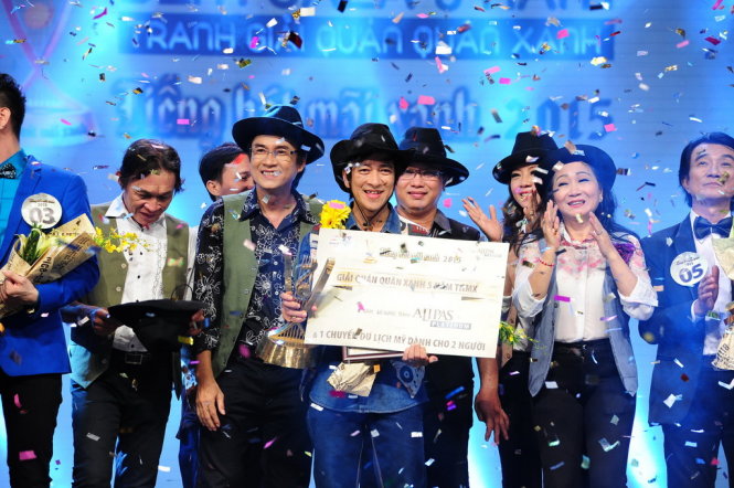 Thí sinh Nguyễn Duy Dũng đến từ Hội An đoạt giải Quán quân xanh trong Gala 5 năm Tiếng hát mãi xanh 2015 - Ảnh: Lý Võ Phú Hưng