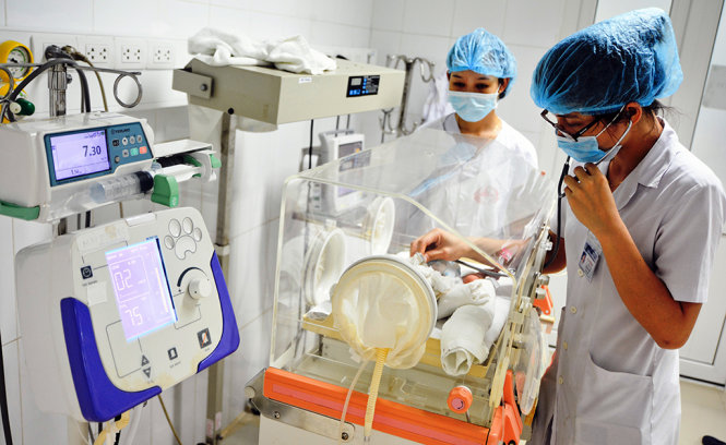 Thời điểm cháu bé con sản phụ T. được các bác sĩ, y tá bệnh viện Hữu nghị Đa khoa Nghệ An chăm sóc sau sinh - Ảnh: HOÀNG YẾN