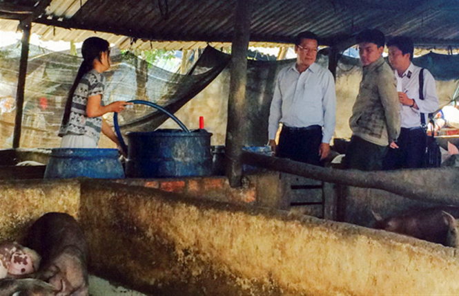 Đoàn kiểm tra của huyện Bình Chánh đi thực tế kiểm tra các hộ nuôi heo gây ô nhiễm trên địa bàn huyện - Ảnh: CTV
